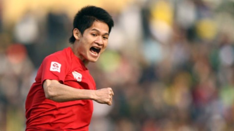 Tiền vệ Lê Xuân Hùng nổi tiếng với khả năng dứt điểm dứt khoát 